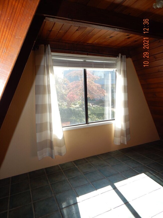 Building Photo - 20150 Manzanita St