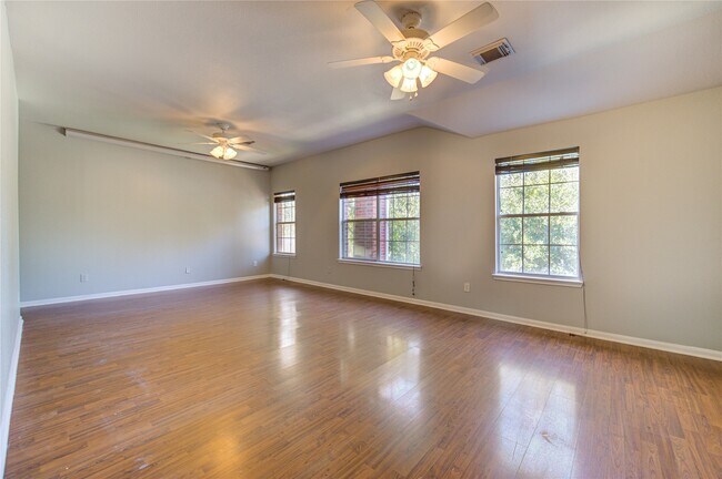 Building Photo - 5527 Gatesprings Ln
