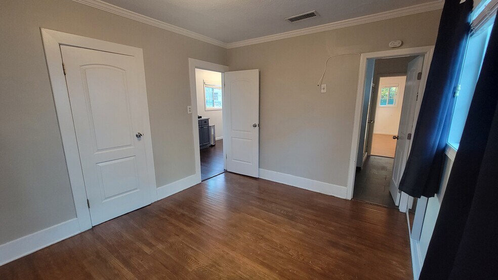 Building Photo - 1243 N Alexandria Ave