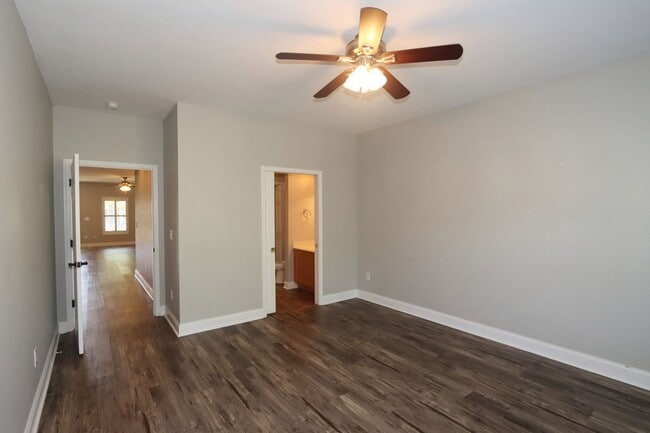 Building Photo - Charming 2 bedroom plus Bonus and Waterfront Amenities in Oak Ridge!