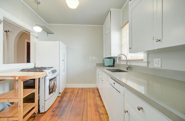 Building Photo - 1310 W Lynwood St