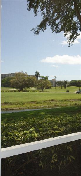 Building Photo - 2901 S Palm Aire Dr