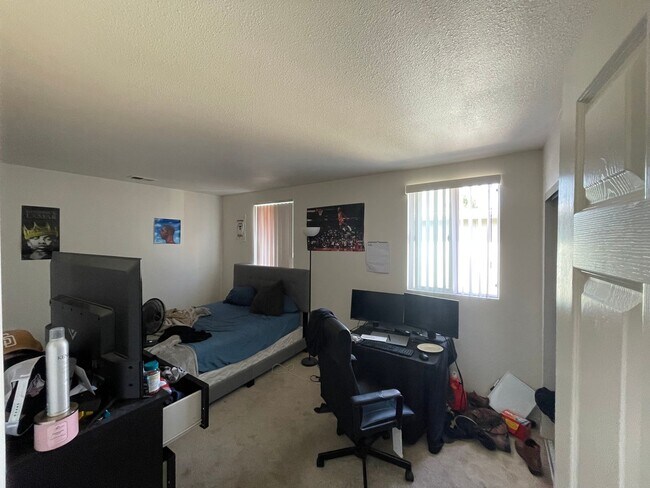 Building Photo - Amazing 4 Bedroom in the Heart of SD!