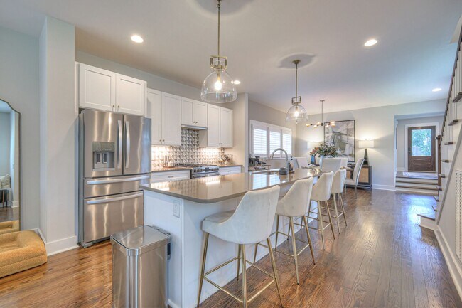 Building Photo - Luxurious 4BR Home Close to 12 South