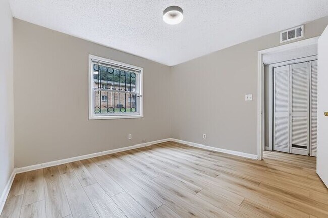 Building Photo - 1637 Line Cir