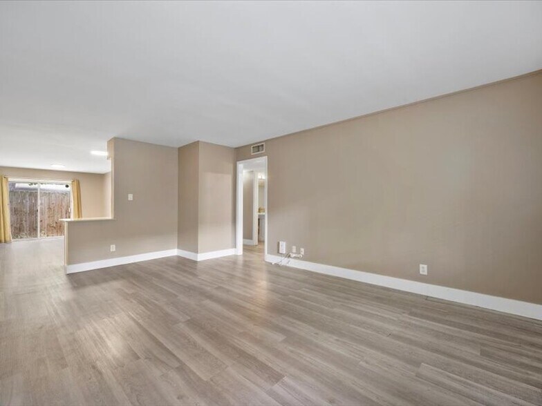 Living Room - 2303 East Side Dr