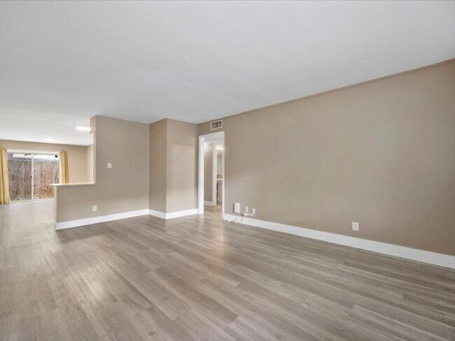 Living Room - 2303 East Side Dr