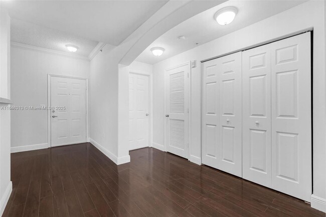Building Photo - 533 NE 3rd Ave