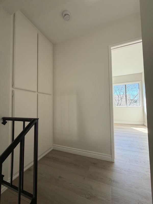 Building Photo - 2052 Lewis Ave