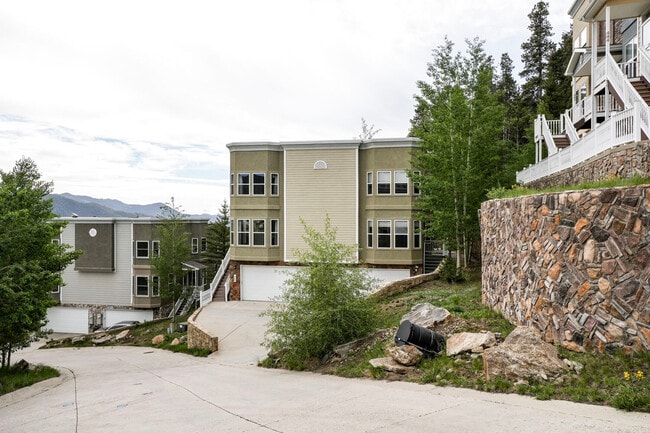 Building Photo - 692 Louis Dr