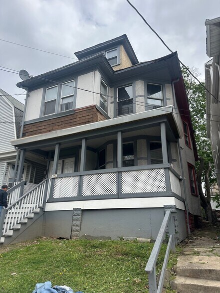 Building Photo - 1048 Grove St