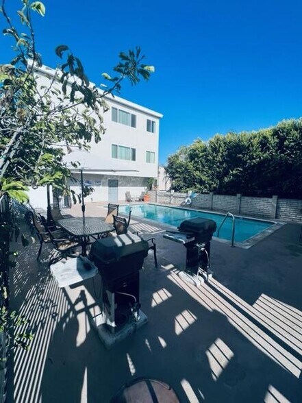 2 gas grills - 2411 Prospect Ave