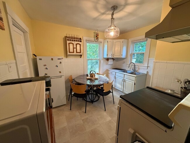 Building Photo - 2 Bed / 1 Bath Main Floor Apartment for Rent – Great Cincinnati Location!