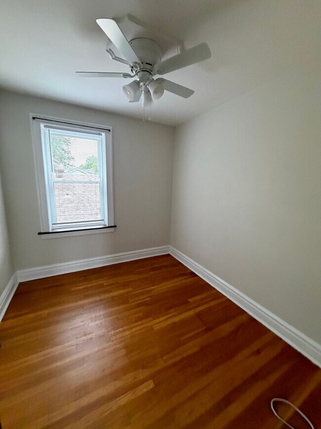 Building Photo - Move in ready