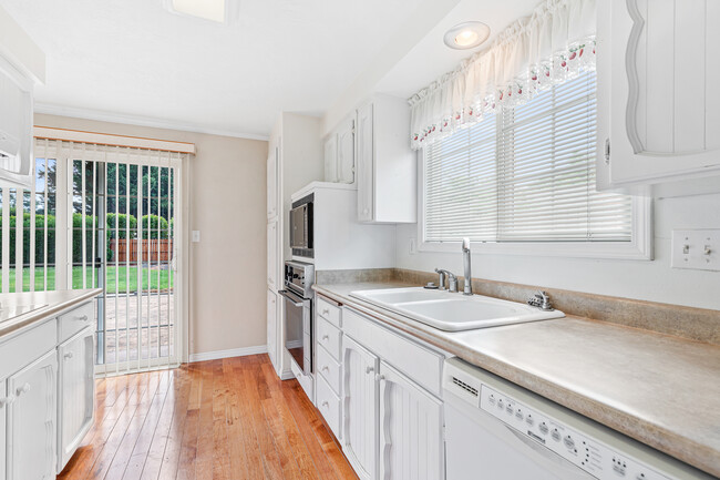 Building Photo - 475 Sutter Ave