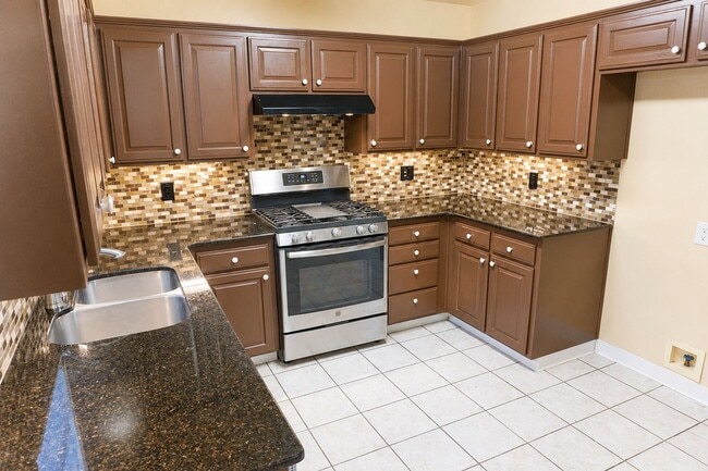 Building Photo - 3 Bedroom / 2 Bath home in Bentonville - Walk to Bentonville High School!