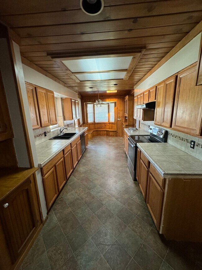 Building Photo - Country Estate Living at its BEST - 4 Bedrooms, 3 Bathrooms in Delano - Liberty One Real Estate G...