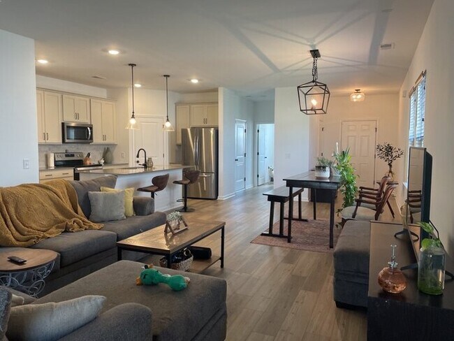 Building Photo - Coming Soon – Beautiful Ranch Home in Stra...