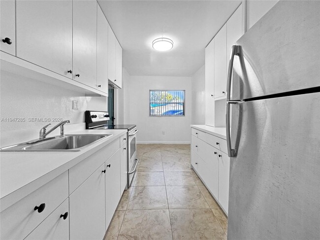 Building Photo - 883 SW 10th St