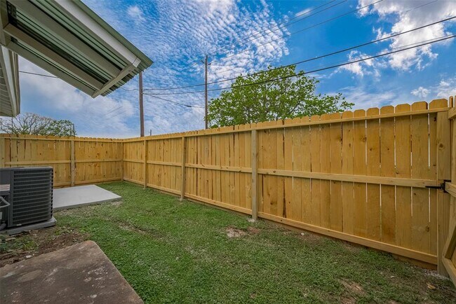 Building Photo - 1750 Lynn Ln