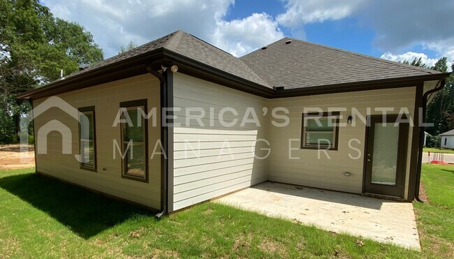 Building Photo - Home for Rent in Clanton, AL!!! COMING SOON!