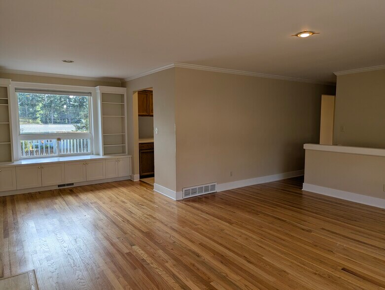 Building Photo - 145 NE 159th St