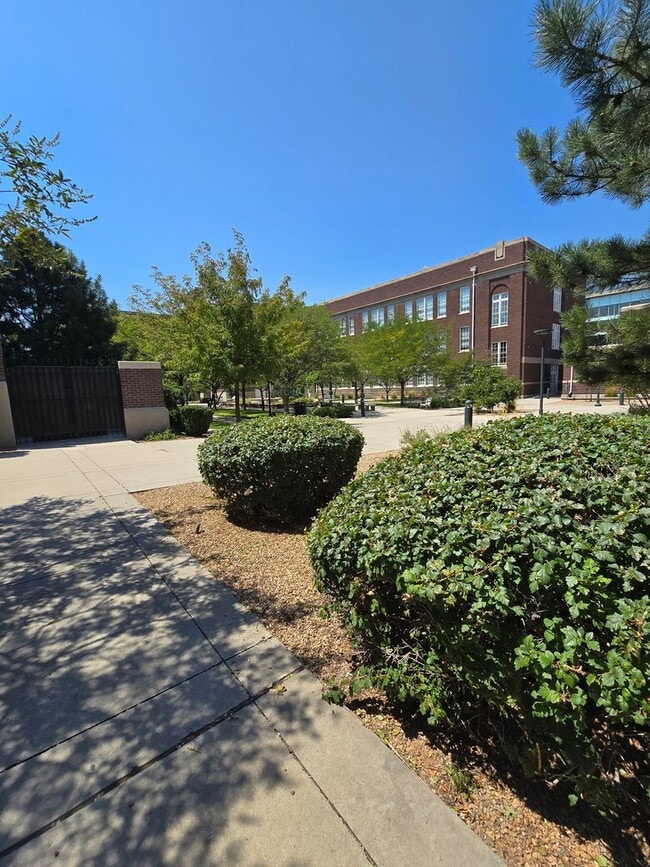 Building Photo - Beautiful 2BR , 2BA 2nd floor loft in East...