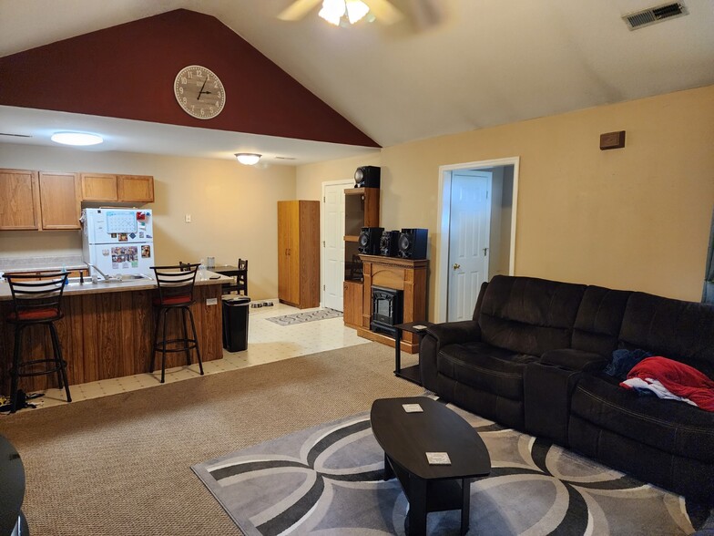 Living room / kitchen - 1445 Ford Rd