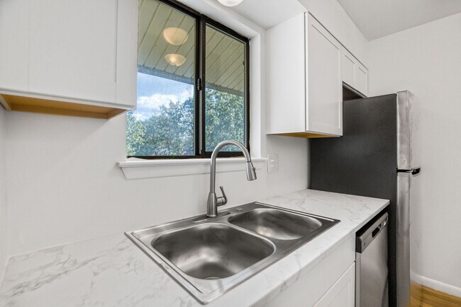 Building Photo - 2 Bedroom 2 Bath TOTALLY Renovated Maumelle Condo