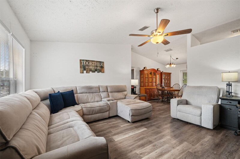 Building Photo - 6621 W Robin Ln