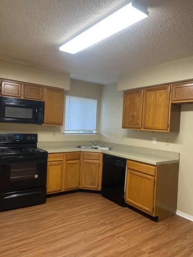 Building Photo - 2 bedroom 2.5 bath with 2 car garage!