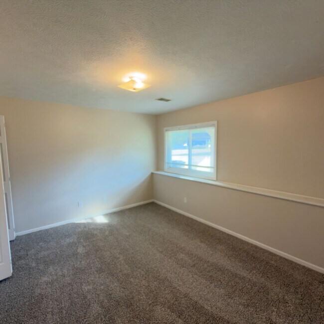 Building Photo - 3 Bedroom Duplex in Rockford!