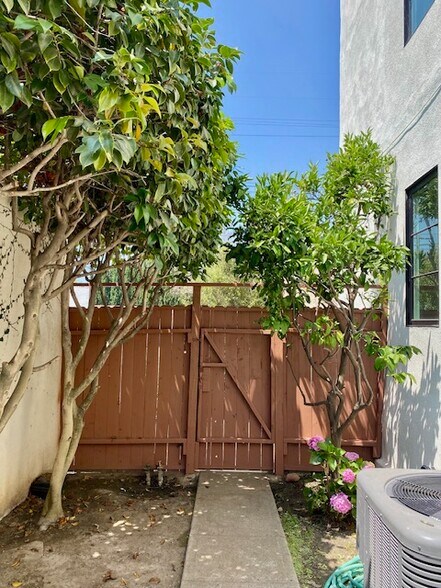 Building Photo - 10598 Ayres Ave