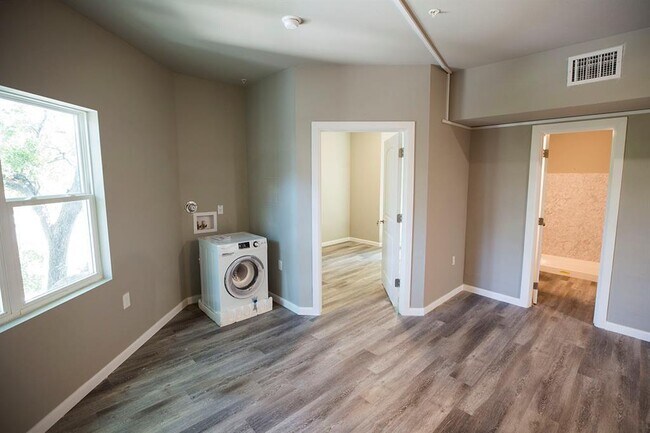 Building Photo - 911 W 22nd St