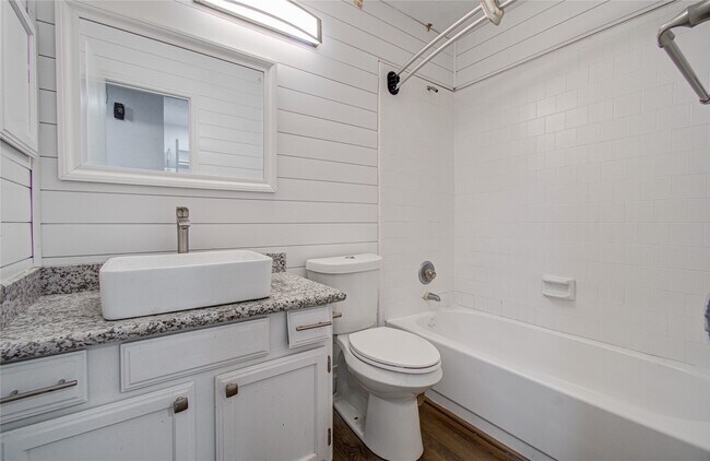 Building Photo - 5010 Village Springs Dr