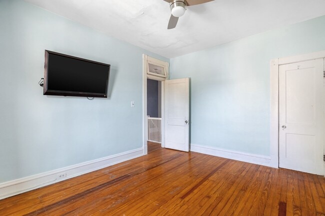 Building Photo - Classic Fan Rowhome for Lease