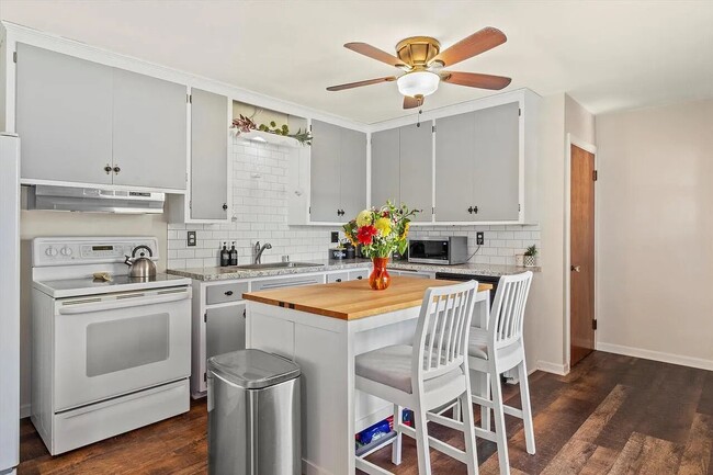 Kitchen - 227 Park Crest Dr