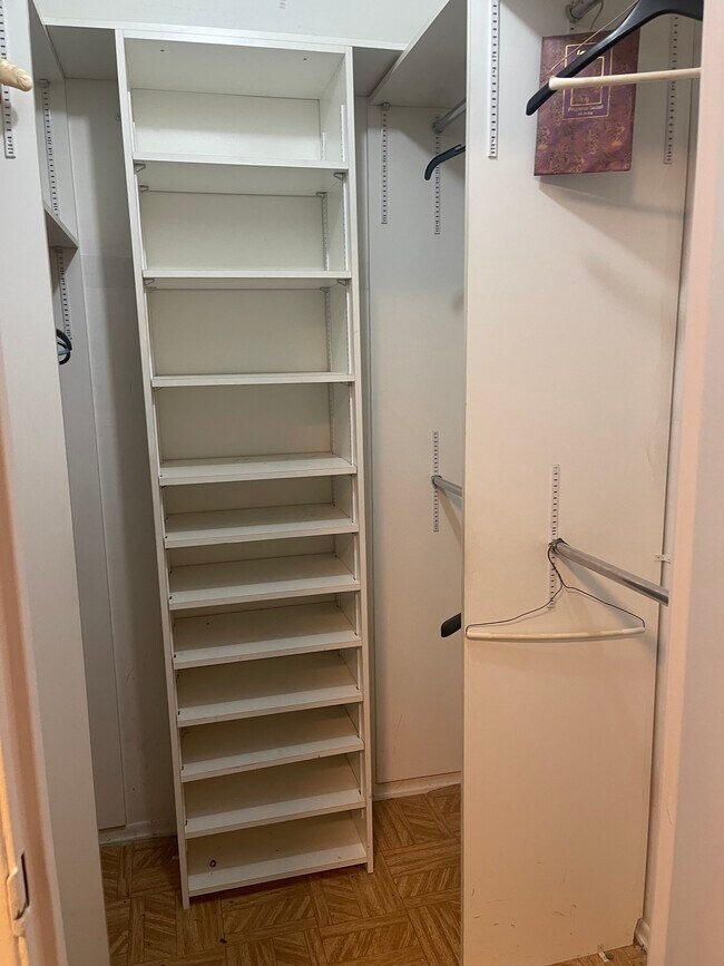 Walk In Closet - 2067 E 57th St