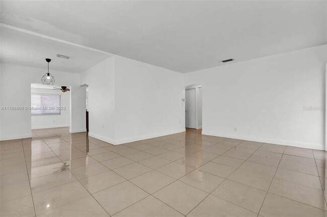 Building Photo - 437 Swan Ave