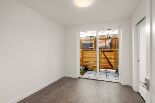 Building Photo - 2bd/1.75ba Seattle Townhome