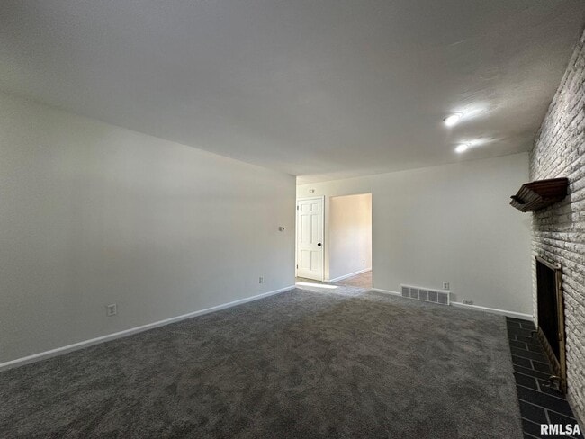 Building Photo - 2403 Lynnhaven Dr