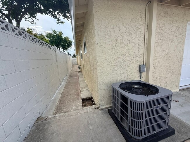 Building Photo - Spacious 3BR Home with Central AC & Private Yard in Baldwin Park