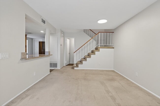 Building Photo - Spacious 3-Bedroom Townhome in Orangethorp...