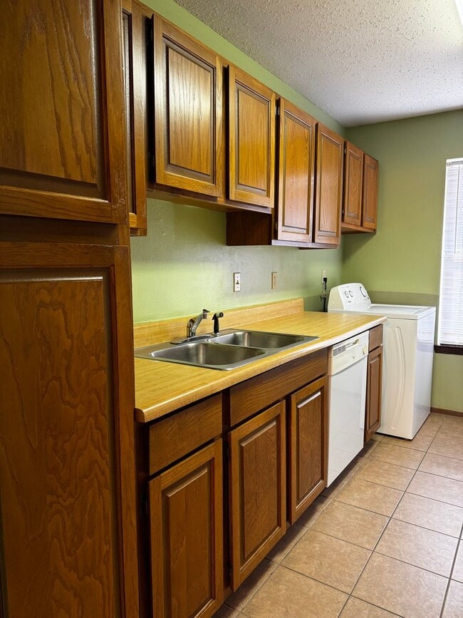 Building Photo - Oakview Condos