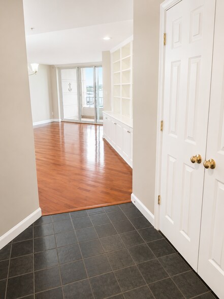 Building Photo - 100 Harborview Dr