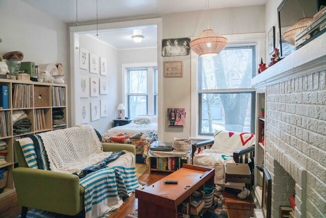 Building Photo - Uptown / Ravenswood - Studio - w/ Decorative Fireplace