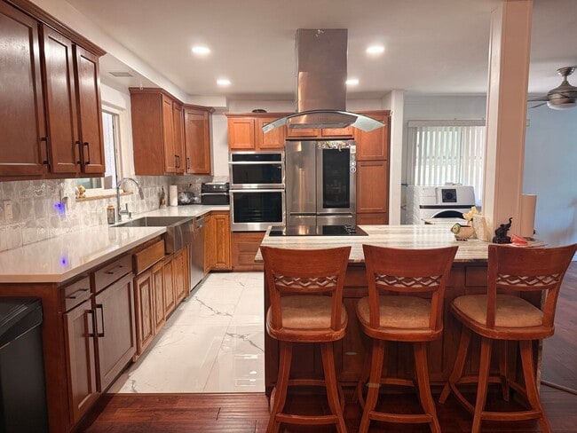 Building Photo - 3-4 bedroom house across from park, available now!
