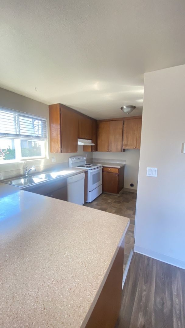 Building Photo - (526) Halpert Duplex - 4 Bedroom / 2 Bathroom
