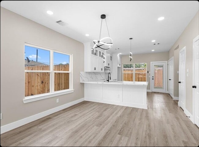Building Photo - 102 Schade Ln