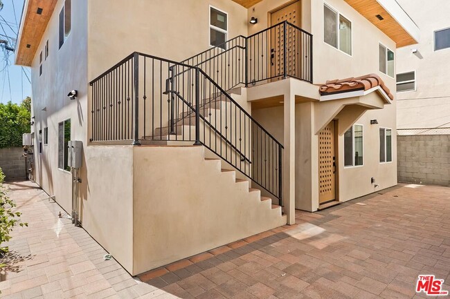 Building Photo - 3431 Edgehill Dr